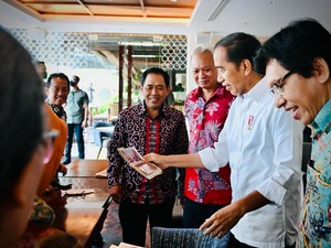 Temui Teman Semasa Kuliah di Jogja, Jokowi Kenang Foto-foto Lawasnya