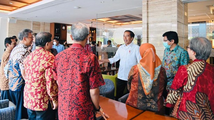 Momen Presiden Jokowi bertemu teman semasa kuliah di Jogja, Minggu (16/10/2022).