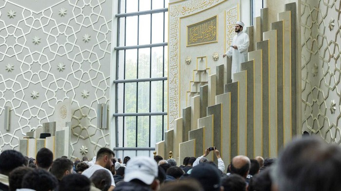 Momen Syahdu Azan Pertama di Masjid Terbesar Jerman Mustafa Kader, Muezzin and Imam, preaches at Cologne Central Mosque, in Cologne, Germany, Friday. Oct. 14, 2022. The Islamic call to prayer is set to sound for the first time from one of Germanyβs biggest mosques in Cologne on Friday β but at limited volume. It is part of a project agreed with authorities in the city that has one of the countryβs biggest Muslim communities. (Rolf Vennenbernd/dpa via AP)