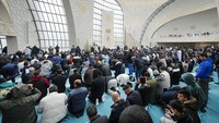 Umat Muslim melakukan salat di Masjid Pusat Cologne di Cologne, Jerman. Masjid besar di distrik Ehrenfeld akan menjadi masjid pertama di kota yang mengumandangkan azan salat Jumat. Masjid-masjid lain di kota itu juga telah menyatakan minatnya untuk mengambil bagian dalam proyek percontohan dua tahun itu.