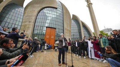 Momen Syahdu Azan Pertama di Masjid Terbesar Jerman