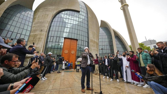Muezzin Mustafa Kader recites the call to prayer at the Cologne Central Mosque in Cologne, Germany, Friday, Oct. 14, 2022. The Islamic call to prayer is set to sound for the first time from one of Germany’s biggest mosques in Cologne on Friday — but at limited volume. It is part of a project agreed with authorities in the city that has one of the country’s biggest Muslim communities. (AP Photo/Martin Meissner)
