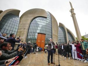 Momen Syahdu Azan Pertama di Masjid Terbesar Jerman