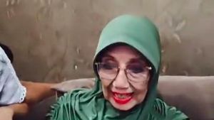 Bergincu Merah, Ini Potret Terbaru Artis Senior Nani Wijaya