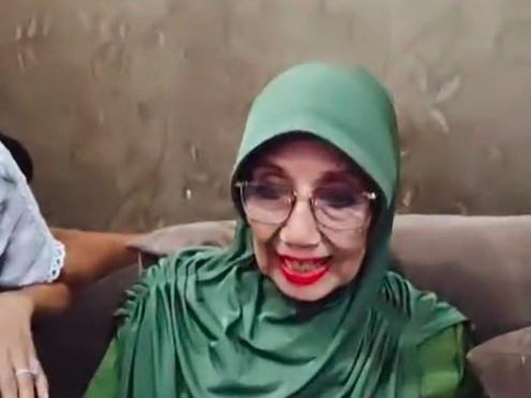 Bergincu Merah, Ini Potret Terbaru Artis Senior Nani Wijaya