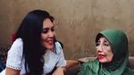 Bergincu Merah, Ini Potret Terbaru Artis Senior Nani Wijaya