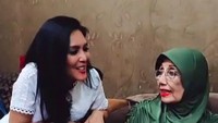Nani Wijaya dengan bibir merahnya. Foto: Instagram