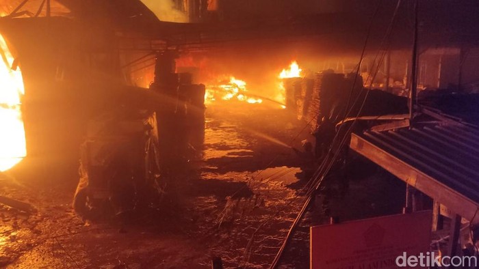 pabrik kayu di pasuruan terbakar