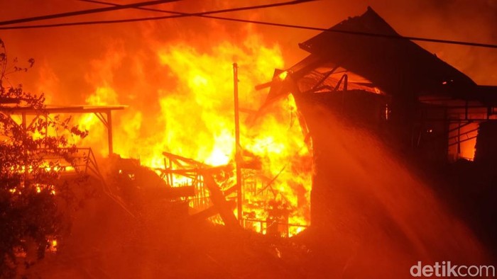pabrik kayu di pasuruan terbakar