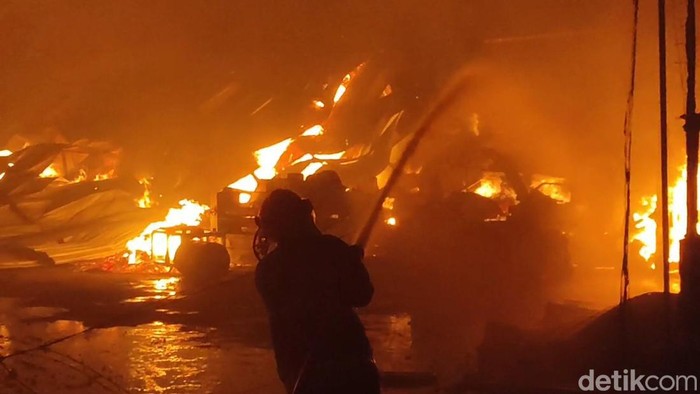 pabrik kayu di pasuruan terbakar