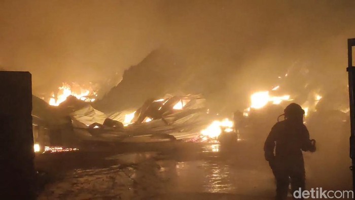 pabrik kayu di pasuruan terbakar