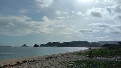 Pantai Serenting di dekat Sirkuit Mandalika atau tepat di samping selatan tikungan 10 Sirkuit Mandalika kini menjadi daya tarik baru wisatawan.