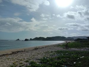 Dekat Sirkuit Mandalika, Pantai Serenting Kini Jadi Daya Tarik Wisata