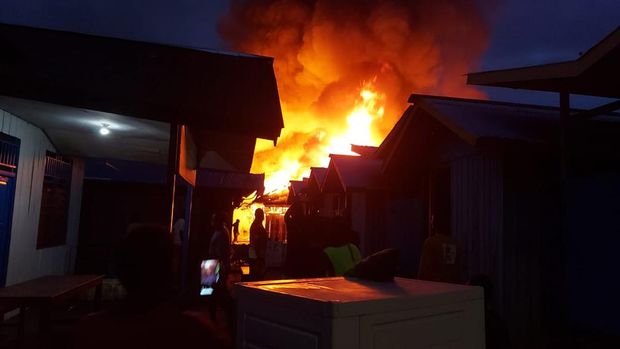 Kebakaran hebat yang melanda Kompleks perekonomian di Kota Agats, Kabupaten Asmat, Papua.