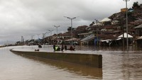 Selain itu, banjir juga membuat distribusi pasokan makanan dan bahan bakar terganggu. REUTERS/Afolabi Sotunde