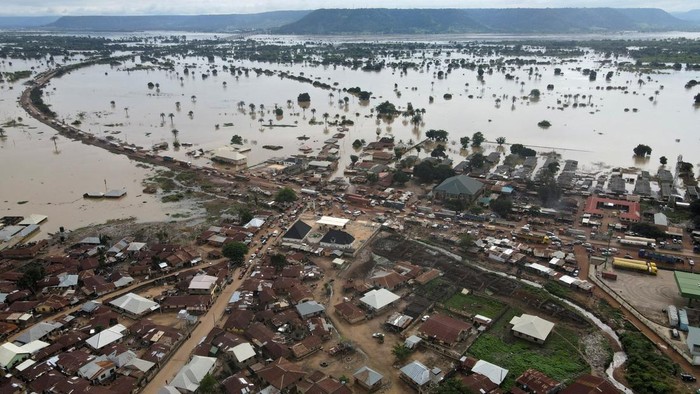 Penampakan Banjir Parah di Nigeria yang Tewaskan Lebih dari 500 Orang Vehicles are seen on a flooded road in Lokoja, Nigeria October 13, 2022. REUTERS/Ayodeji Oluwagbemiga NO RESALES. NO ARCHIVES