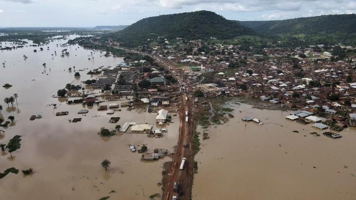 Penampakan Banjir Parah di Nigeria yang Tewaskan Lebih dari 500 Orang Vehicles are seen on a flooded road in Lokoja, Nigeria October 13, 2022. REUTERS/Ayodeji Oluwagbemiga NO RESALES. NO ARCHIVES