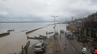 Banjir ini juga menyebabkan sekitar 90 ribu rumah tenggelam.