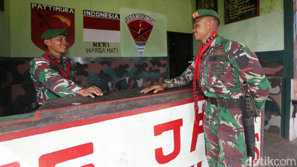 Perjuangan TNI di Perbatasan, Tanpa Listrik-Panjat Pohon buat Telepon