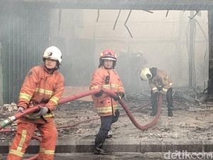 Petugas PMK Nyaris Tertimpa Runtuhan Toko Karpet Terbakar Jalan Gemblongan