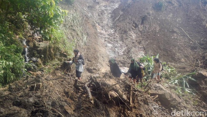 Akses ke Desa Kurrak Polman Tertimbun Longsor di 20 Titik, 73 KK Terisolasi
