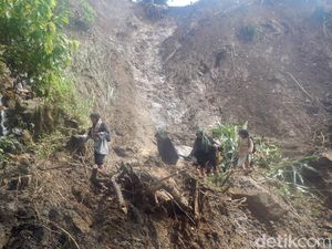 73 KK di Dusun Polman Terisolasi gegara Akses Jalan Longsor di 20 Titik