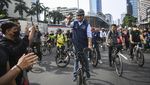 Potret Anies Jadi Rebutan Selfie Saat Gowes di Bundaran HI