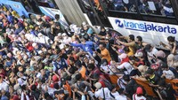 Anies diserbu oleh warga untuk bersalaman hingga berfoto bersama di hari terakhir dirinya menjabat gubernur Jakarta.