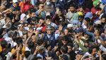 Potret Anies Jadi Rebutan Selfie Saat Gowes di Bundaran HI