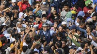 Anies (tengah) melambaikan tangan saat bersepeda pada Hari Bebas Kendaraan Bermotor (HBKB) di kawasan Bundaran Hotel Indonesia (HI), Jakarta.