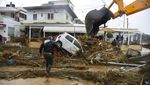 Mobil-mobil Jadi Korban Ganasnya Banjir Bandang di Yunani
