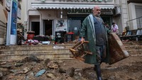 Seorang warga membawa kursi dan kasur yang rusak akibat banjir bandang. Departemen Pertahanan Sipil mengerahkan pasukan untuk membantu dan meminta semua warga untuk waspada di Kreta dan pulau-pulau sekitar Rhodes, Karpathos, Kastellorizo dan Kasos. REUTERS/Stefanos Rapanis