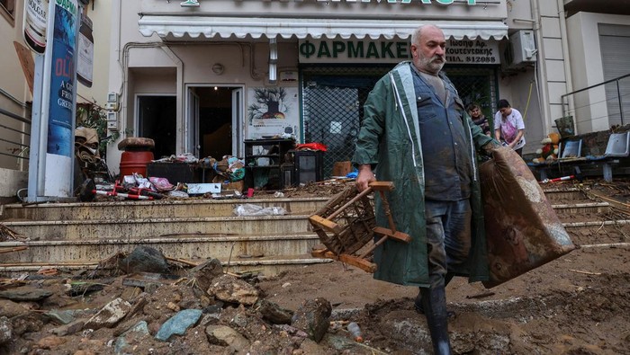 Potret Ngeri Banjir Bandang Menerjang Pulau Kreta Yunani A local carries a damaged chair and a mattress following flash floods on the village of Agia Pelagia, on the island of Crete, Greece, October 15, 2022. REUTERS/Stefanos Rapanis