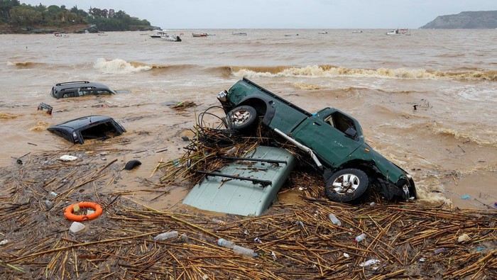 Potret Ngeri Banjir Bandang Menerjang Pulau Kreta Yunani A local carries a damaged chair and a mattress following flash floods on the village of Agia Pelagia, on the island of Crete, Greece, October 15, 2022. REUTERS/Stefanos Rapanis
