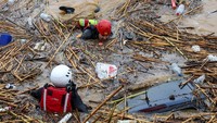 Tim penyelamat mencari mobil yang rusak terendam, menyusul banjir bandang di desa Agia Pelagia, di pulau Kreta, Yunani. REUTERS/Stefanos Rapanis