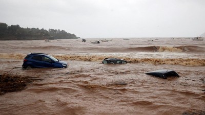 Mobil-mobil Jadi Korban Ganasnya Banjir Bandang di Yunani