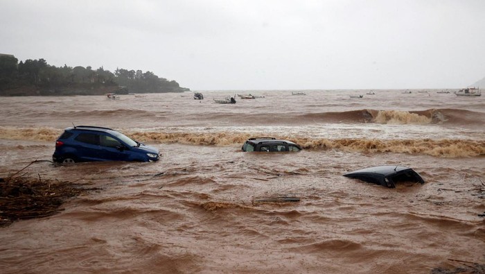Potret Ngeri Banjir Bandang Menerjang Pulau Kreta Yunani Damaged cars are seen in the sea, following flash floods on the village of Agia Pelagia, on the island of Crete, Greece, October 15, 2022. REUTERS/Stringer