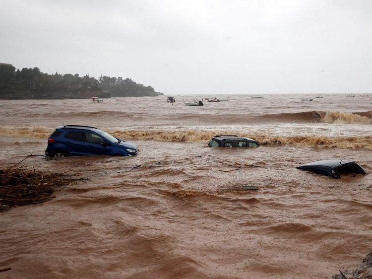 Mobil-mobil Jadi Korban Ganasnya Banjir Bandang di Yunani