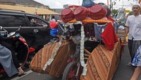 Kegiatan juga diisi dengan pengumpulan sedekah untuk dibagikan kepada warga kurang mampu.