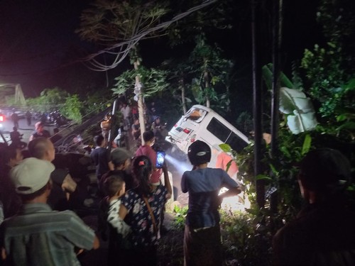 Proses evakuasi mobil yang dikendarai bule Rusia akibat kecelakaan tunggal di Jembatan Sangket Sambangan, Sukasada, Buleleng,  Minggu (16/10/2022).