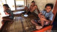 Sekarang ayo kita melipir ke Kecamatan Selaru di Kabupaten Kepulauan Tanimbar, Provinsi Maluku. Warga di sini terkenal ramah dan hangat kepada para pendatang di wilayah mereka. Bahkan, mereka memiliki adat memberikan marga kepada warga pendatang yang menetap lama di Selaru. (Agung Pambudhy/detikcom)  