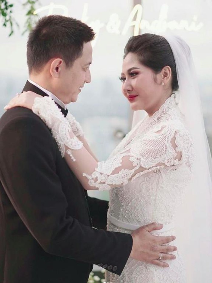 Ricky Subagja Kemesraan Ricky Subagja dengan istri baru.