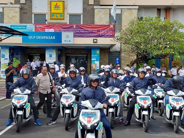 Riding Motor Listrik, Wamen BUMN & Dirut PLN Tinjau SPKLU di Bali