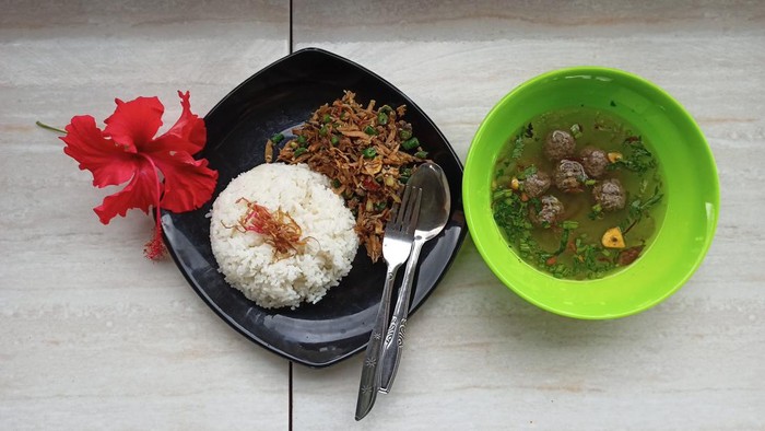 Sajian komplit lawar dan bakso tupai (semal) ala warung DUma, Tabanan.