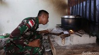 Untuk memasak, prajurit masih menggunakan kayu bakar. Untuk memasak, prajurit masih menggunakan kayu bakar.