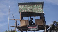 Didaerah ini sulit sekali sinyal. Untuk komunikasi mereka membangun rumah pohon agar mendapat sinyal telepon. Didaerah ini sulit sekali sinyal. Untuk komunikasi mereka membangun rumah pohon agar mendapat sinyal telepon.