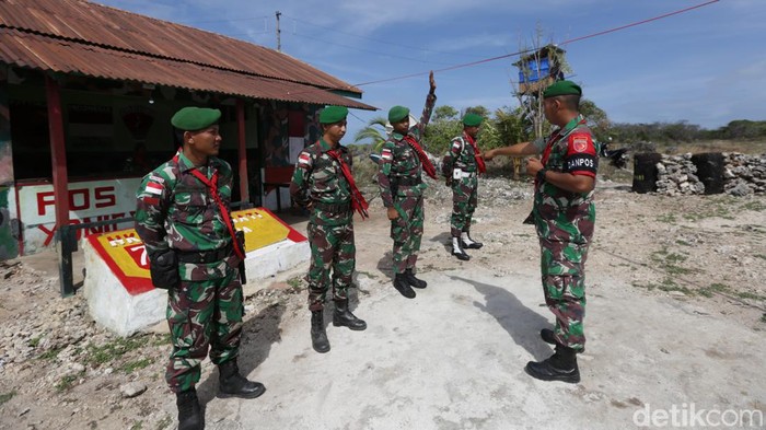Demi menjaga kedaulatan NKRI, TNI siap sedia ditempatkan dimanapun. Hal ini tergambar di ujung perbatasan Indonesia-Australia tepatnya di kepulauan Selaru. Terbatasnya fasilitas tidak menyurutkan semangat mereka untuk menjaga keamanan dan kedaulatan NKRI.
