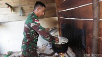 Prajurit masih menggunakan cara tradisional untuk memasak, seperti penggunaan kayu bakar. Prajurit masih menggunakan cara tradisional untuk memasak, seperti penggunaan kayu bakar.