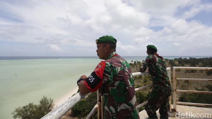 Demi menjaga kedaulatan NKRI, TNI siap sedia ditempatkan dimanapun. Hal ini tergambar di ujung perbatasan Indonesia-Australia tepatnya di kepulauan Selaru. Terbatasnya fasilitas tidak menyurutkan semangat mereka untuk menjaga keamanan dan kedaulatan NKRI.