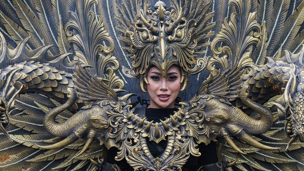 Peserta mengikuti kirab pada Jogja Fashion Carnival 2022 bertajuk “Abiwada Arsana” di Jalan Malioboro, Yogyakarta, Sabtu (15/10/2022). Abiwada Arsana bermakna kegembiraan penuh dengan keceriaan. Peserta mengikuti kirab pada Jogja Fashion Carnival 2022 bertajuk “Abiwada Arsana” di Jalan Malioboro, Yogyakarta, Sabtu (15/10/2022). Abiwada Arsana bermakna kegembiraan penuh dengan keceriaan.